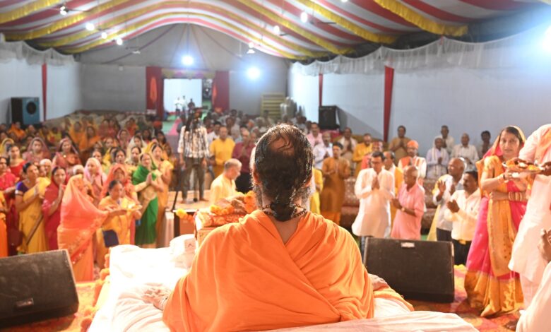 सिवनी के स्मृति लॉन में शिव महापुराण कथा के दौरान प्रवचन देते ब्रह्मचारी श्री निर्विकल्प स्वरूप जी महाराज
