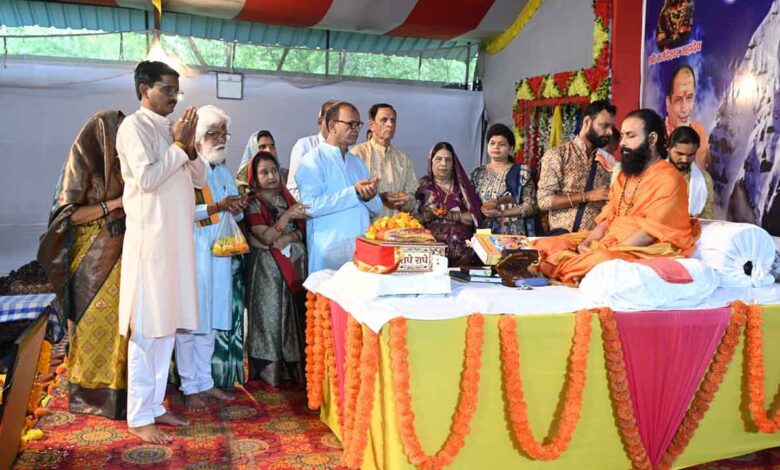 शिव महापुराण कथा में प्रवचन देते ब्रह्मचारी श्री निर्विकल्प स्वरूप जी महाराज