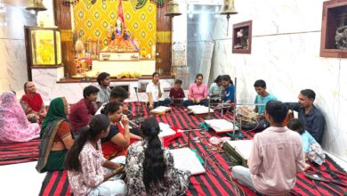 सिवनी में 153वें सुंदरकांड पाठ के दौरान श्रद्धालु