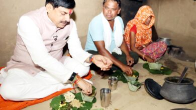 थांदला में जनजातीय परिवार के घर गोदड़ी पर बैठकर भोजन करते मुख्यमंत्री डॉ. मोहन यादव