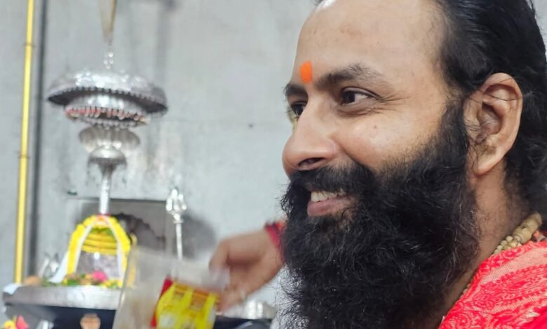 श्रावण मास में सिवनी में आयोजित शिवमहापुराण कथा के दौरान ब्रह्मचारी श्री निर्विकल्प स्वरूप जी महाराज