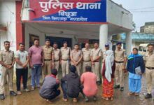 प्रेम संबंध हत्याकांड का खुलासा करते हुए बिछुआ थाना पुलिस के अधिकारी एवं गिरफ्तार आरोपी