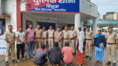 प्रेम संबंध हत्याकांड का खुलासा करते हुए बिछुआ थाना पुलिस के अधिकारी एवं गिरफ्तार आरोपी