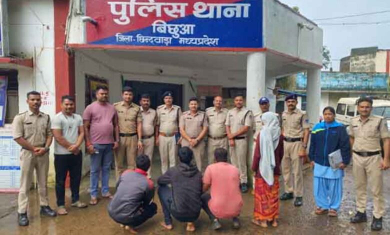 प्रेम संबंध हत्याकांड का खुलासा करते हुए बिछुआ थाना पुलिस के अधिकारी एवं गिरफ्तार आरोपी
