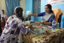 धनौरा जनपद पंचायत में विशेष जनसुनवाई के दौरान लोगों की समस्याएं सुनतीं कलेक्टर नेहा मीना।