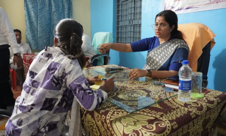धनौरा जनपद पंचायत में विशेष जनसुनवाई के दौरान लोगों की समस्याएं सुनतीं कलेक्टर नेहा मीना।