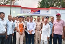 छींदा पुलिस चौकी में विदाई समारोह के दौरान पूर्व चौकी प्रभारी प्रमोद भारद्वाज और नवागत प्रभारी संजीव मिश्रा।