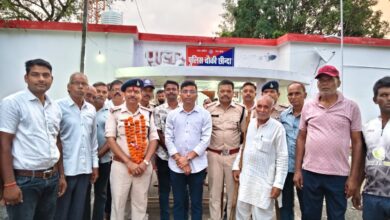 छींदा पुलिस चौकी में विदाई समारोह के दौरान पूर्व चौकी प्रभारी प्रमोद भारद्वाज और नवागत प्रभारी संजीव मिश्रा।