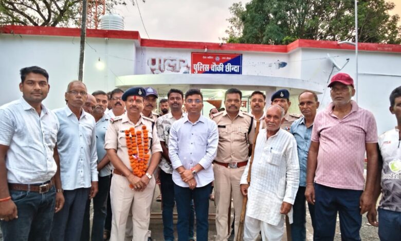 छींदा पुलिस चौकी में विदाई समारोह के दौरान पूर्व चौकी प्रभारी प्रमोद भारद्वाज और नवागत प्रभारी संजीव मिश्रा।