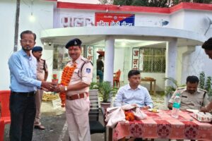 छींदा पुलिस चौकी में विदाई समारोह के दौरान पूर्व चौकी प्रभारी प्रमोद भारद्वाज और नवागत प्रभारी संजीव मिश्रा।