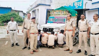 सिवनी के कुरई में मवेशी चोरी गिरोह के गिरफ्तार आरोपी और जब्त वाहन