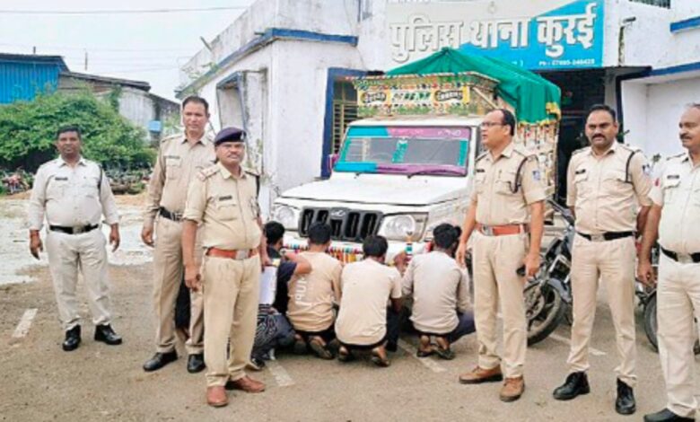 सिवनी के कुरई में मवेशी चोरी गिरोह के गिरफ्तार आरोपी और जब्त वाहन