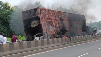 NH-44 पर ट्रक में आग के बाद पलटा पुलिस वाहन