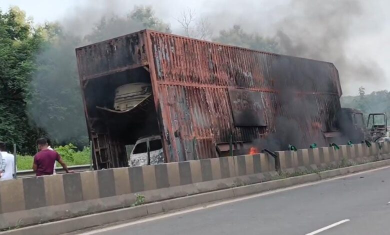 NH-44 पर ट्रक में आग के बाद पलटा पुलिस वाहन