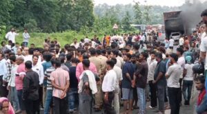 NH-44 पर ट्रक में आग के बाद पलटा पुलिस वाहन