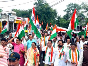 सिवनी तिरंगा पदयात्रा में विधायक दिनेश राय मुनमुन और भाजपा जिलाध्यक्ष मीना बिसेन