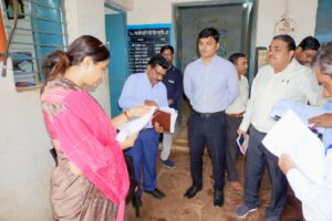 कलेक्टर का छापा, खुली व्यवस्थाओं की पोल! | Dainik Yashonnati कुरई में सहकारी समिति का निरीक्षण करतीं सिवनी कलेक्टर नेहा मीना