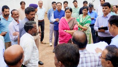 कुरई में सहकारी समिति का निरीक्षण करतीं सिवनी कलेक्टर नेहा मीना