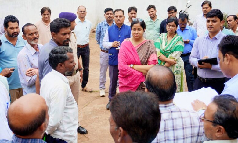 कुरई में सहकारी समिति का निरीक्षण करतीं सिवनी कलेक्टर नेहा मीना
