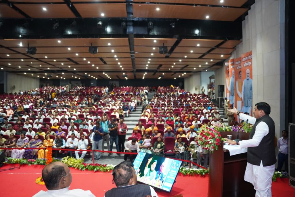 मुख्यमंत्री डॉ. मोहन यादव जबलपुर में विकास कार्यों का लोकार्पण करते हुए