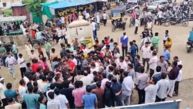 सिवनी पलारी में युवक घनश्याम डेहरिया की संदिग्ध मौत के बाद चक्काजाम करते ग्रामीण