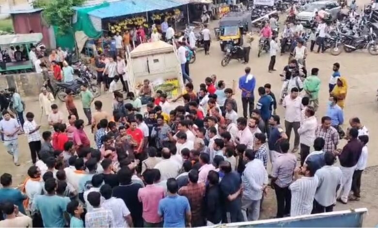 सिवनी पलारी में युवक घनश्याम डेहरिया की संदिग्ध मौत के बाद चक्काजाम करते ग्रामीण