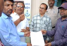 हर्रई में किसानों के प्रदर्शन के बाद व्यापारियों ने खोला मोर्चा, बाजार बंद कर तहसीलदार को सौंपा शिकायत पत्र | Dainik Yashonnati हर्रई बाजार बंद के दौरान व्यापारी तहसीलदार को शिकायत पत्र सौंपते हुए