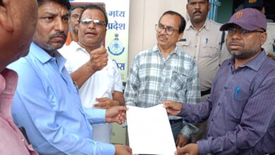 हर्रई बाजार बंद के दौरान व्यापारी तहसीलदार को शिकायत पत्र सौंपते हुए