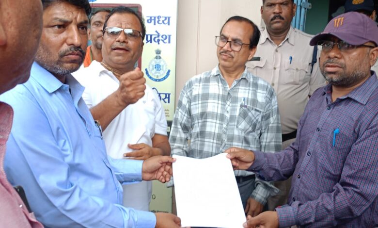 हर्रई बाजार बंद के दौरान व्यापारी तहसीलदार को शिकायत पत्र सौंपते हुए