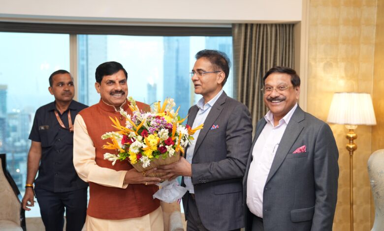 "जो एक बार एमपी आता है, वह वापस नहीं जाता..." सीएम मोहन का निवेशकों को संदेश, ग्वालियर में बनेगा टेलीकॉम मैन्युफैक्चरिंग जोन | Dainik Yashonnati MP Telecom Manufacturing Zone - मुख्यमंत्री मोहन यादव और ज्योतिरादित्य सिंधिया मुंबई इंवेस्टर राउंड टेबल मीटिंग में
