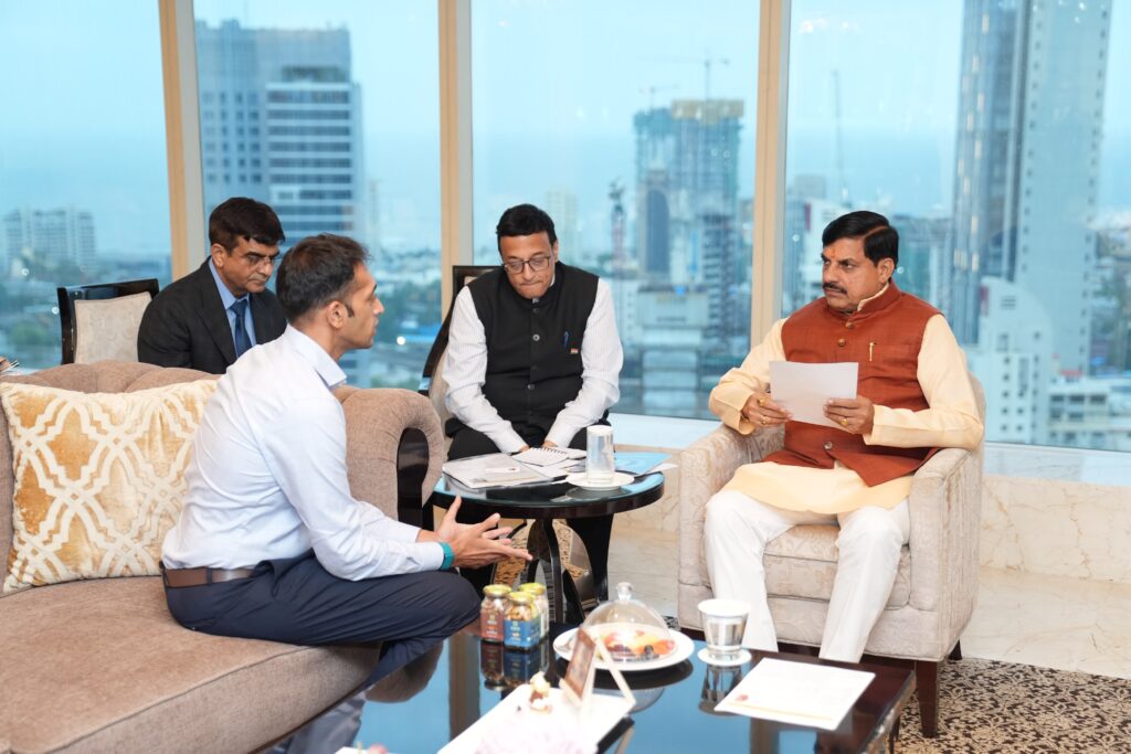 "जो एक बार एमपी आता है, वह वापस नहीं जाता..." सीएम मोहन का निवेशकों को संदेश, ग्वालियर में बनेगा टेलीकॉम मैन्युफैक्चरिंग जोन | Dainik Yashonnati MP Telecom Manufacturing Zone - मुख्यमंत्री मोहन यादव और ज्योतिरादित्य सिंधिया मुंबई इंवेस्टर राउंड टेबल मीटिंग में
