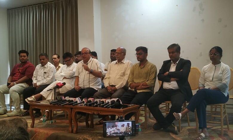 सिवनी में संभाग और लोकसभा सीट की मांग को लेकर आयोजित सर्वदलीय बैठक में उपस्थित सामाजिक एवं राजनीतिक प्रतिनिधि