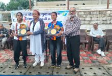 सिवनी की हॉकी खिलाड़ी नौशीन नाज और साजदा खान का सम्मान