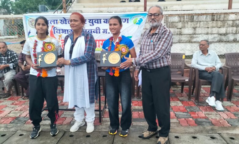 सिवनी की हॉकी खिलाड़ी नौशीन नाज और साजदा खान का सम्मान