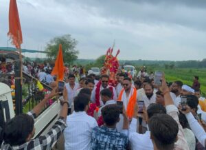 विधायक दिनेश राय मुनमुन ने दिघौरी धाम में स्फटिक शिवलिंग का जलाभिषेक किया