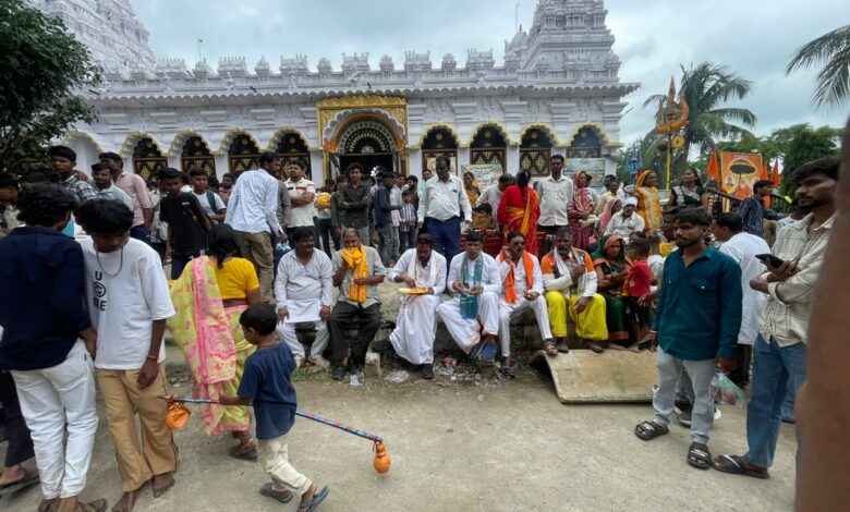 विधायक दिनेश राय मुनमुन ने दिघौरी धाम में स्फटिक शिवलिंग का जलाभिषेक किया