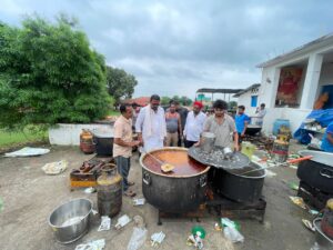 विधायक दिनेश राय मुनमुन ने दिघौरी धाम में स्फटिक शिवलिंग का जलाभिषेक किया