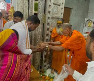 विधायक दिनेश राय मुनमुन ने दिघौरी धाम में स्फटिक शिवलिंग का जलाभिषेक किया