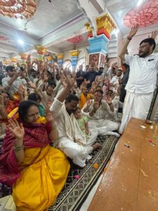 विधायक दिनेश राय मुनमुन ने दिघौरी धाम में स्फटिक शिवलिंग का जलाभिषेक किया