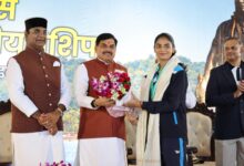 भोपाल में राजा भोज सेलिंग चैम्पियनशिप 2026 में खिलाड़ियों को सम्मानित करते मुख्यमंत्री मोहन यादव