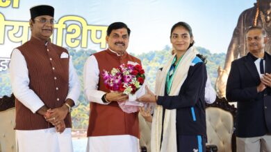 भोपाल में राजा भोज सेलिंग चैम्पियनशिप 2026 में खिलाड़ियों को सम्मानित करते मुख्यमंत्री मोहन यादव