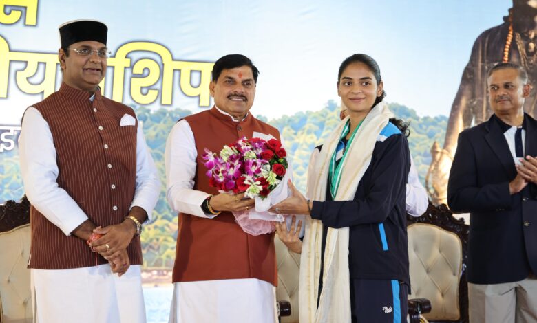 भोपाल में राजा भोज सेलिंग चैम्पियनशिप 2026 में खिलाड़ियों को सम्मानित करते मुख्यमंत्री मोहन यादव