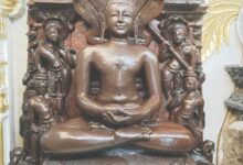 लखनादौन में भगवान पारसनाथ के मोक्ष कल्याणक महापर्व पर अभिषेक और शांतिधारा करते श्रद्धालु