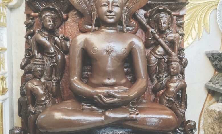 लखनादौन में भगवान पारसनाथ के मोक्ष कल्याणक महापर्व पर अभिषेक और शांतिधारा करते श्रद्धालु