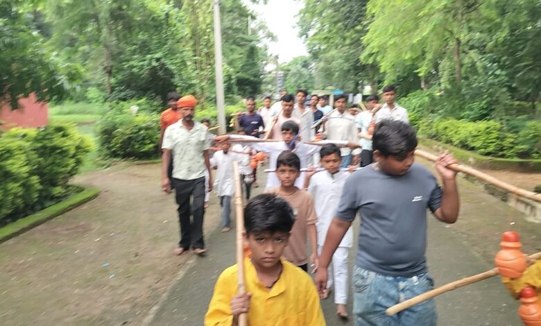 कान्हीवाड़ा से दिघोरी धाम तक निकली कावड़ यात्रा में शामिल श्रद्धालु