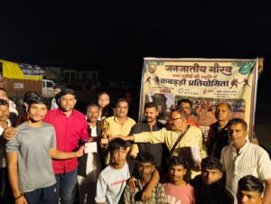 टुरिया शहीद स्मारक में आयोजित कबड्डी प्रतियोगिता में खेलते खिलाड़ी