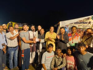 टुरिया शहीद स्मारक में आयोजित कबड्डी प्रतियोगिता में खेलते खिलाड़ी