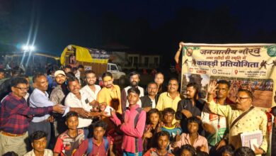 शहीदों की स्मृति में टुरिया में कबड्डी प्रतियोगिता, 30 टीमों ने दिखाया दमखम सिवनी। ग्राम टुरिया स्थित शहीद स्मारक परिसर में शहीदों की स्मृति को नमन करते हुए जनजाति आयोजन समिति एवं क्रीड़ा भारती सिवनी के तत्वावधान में कबड्डी प्रतियोगिता का आयोजन किया गया। प्रतियोगिता में क्षेत्र की विभिन्न टीमों ने उत्साहपूर्वक भाग लेते हुए खेल प्रतिभा और अनुशासन का शानदार प्रदर्शन किया। प्रतियोगिता के जूनियर वर्ग में 13 टीमों तथा सीनियर वर्ग में 17 टीमों ने हिस्सा लिया। मैदान में खिलाड़ियों ने पूरे उत्साह और खेल भावना के साथ मुकाबले किए। आयोजन के माध्यम से युवाओं को पारंपरिक खेलों से जोड़ने तथा उनमें शारीरिक दक्षता, अनुशासन और टीम भावना विकसित करने का संदेश दिया गया। जूनियर वर्ग में रिडीडी की टीम प्रथम जूनियर वर्ग के रोमांचक मुकाबलों में रिडीडी की टीम ने प्रथम स्थान प्राप्त किया। रमली ग्राम की टीम द्वितीय तथा हलाल ग्राम की टीम तृतीय स्थान पर रही। विजेता टीमों के खिलाड़ियों ने शानदार खेल का प्रदर्शन करते हुए उपस्थित दर्शकों की खूब तालियां बटोरीं। सीनियर वर्ग में क्रीड़ा भारती सिवनी विजेता सीनियर वर्ग में भी मुकाबले बेहद रोमांचक रहे। इसमें क्रीड़ा भारती सिवनी की टीम ने प्रथम स्थान हासिल किया। मोहगांव बादलपार की टीम ने द्वितीय तथा खरसारू केवलारी की टीम ने तृतीय स्थान प्राप्त किया। कार्यकर्ताओं की रही सक्रिय सहभागिता आयोजन को सफल बनाने में संघ के कार्यकर्ताओं एवं क्रीड़ा भारती के कार्यकर्ताओं की महत्वपूर्ण भूमिका रही। इस अवसर पर सुरेंद्र जी सिसोदिया, मनोज अग्रवाल, आसादू लाल जी, जितेंद्र जी, रामप्रसाद उइके जी, संजय बघेल जी, लोचन मर्सकोले जी, प्रवेश जी सहित विभिन्न कार्यकर्ता उपस्थित रहे। शहीद स्मारक परिसर में आयोजित इस खेल प्रतियोगिता ने युवाओं में उत्साह का संचार किया। आयोजन के दौरान शहीदों के बलिदान को स्मरण करते हुए खेलों के माध्यम से युवाओं को स्वस्थ, अनुशासित और राष्ट्रभावना से ओतप्रोत बनाने का संदेश दिया गया। | Dainik Yashonnati टुरिया शहीद स्मारक में आयोजित कबड्डी प्रतियोगिता में खेलते खिलाड़ी