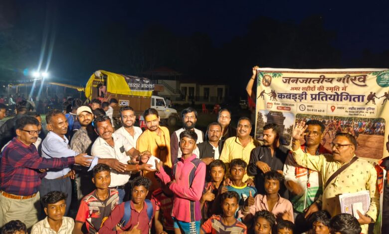 टुरिया शहीद स्मारक में आयोजित कबड्डी प्रतियोगिता में खेलते खिलाड़ी