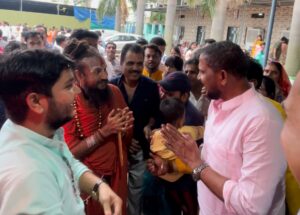 सिवनी में शिव महापुराण कथा के समापन अवसर पर श्रद्धालु और विधायक दिनेश राय मुनमुन